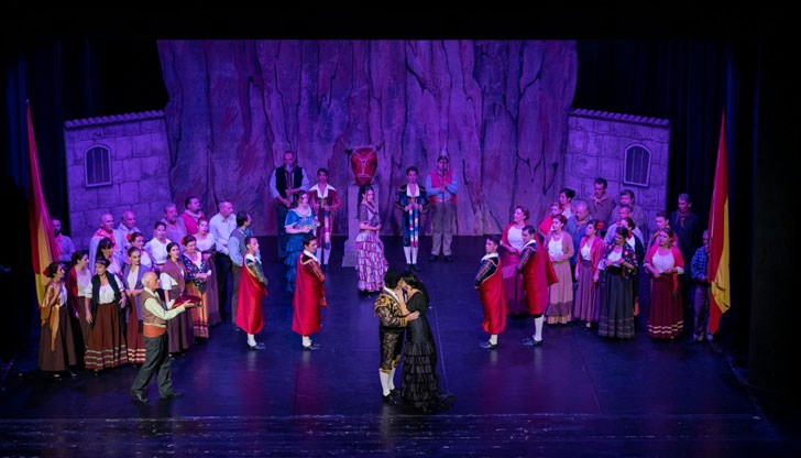 В спектакъла гостуват артисти от Италия