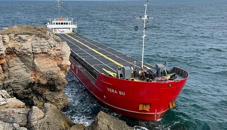 Плавателният съд заседна за повече от месец край Камен бряг