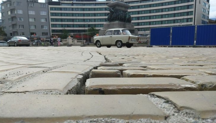 От ляво на голямата фуга паветата са пренаредени, от дясно все още не От ляво на голямата фуга паветата са пренаредени, от дясно все още не