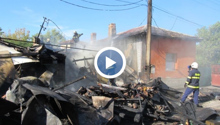 По предварителна информация най-вероятната причина за възникване на пожара са електрическите жици, захранващи къщата