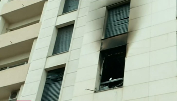 Огънят е тръгнал от втория етаж на сградата