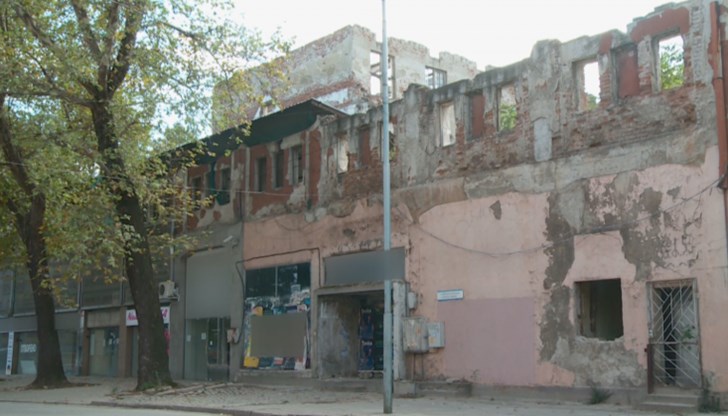 Спорният обект е масивно здание срещу Сточна гара, за което местната власт е издала две заповеди за събаряне поради опасност