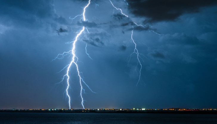 Двама души са пострадали след като покрив на басейн в хотел се срути върху тях по време на бурята в Поморие Двама души са пострадали след като покрив на басейн в хотел се срути върху тях по време на бурята в Поморие