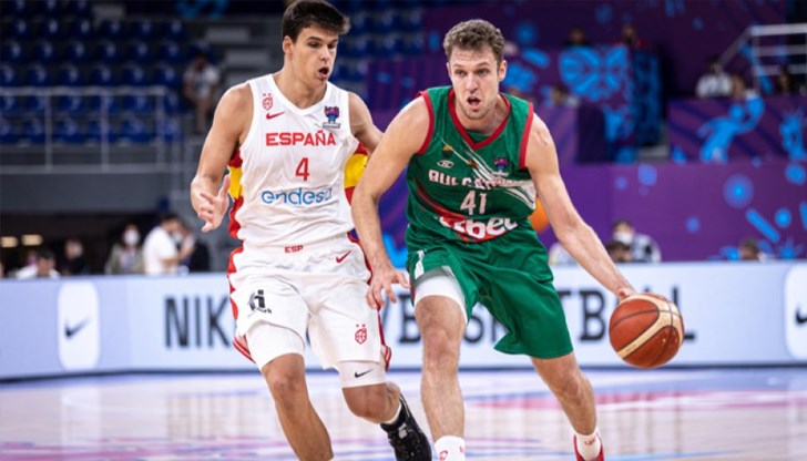 Александър Везенков (с топката) беше най-резултатен по време на мача с 25 точки и овладяни 11 борби под коша