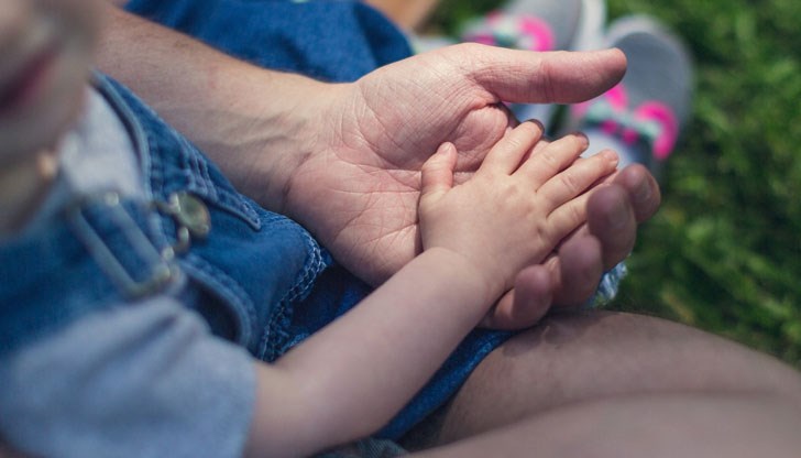 За да излезе в отпуск, бащата (осиновителят) трябва да подаде писмено заявление-декларация