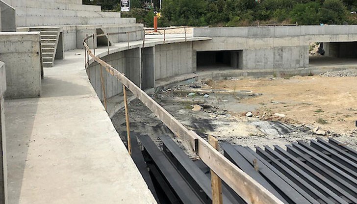 Осем години след първата копка спортната зала е готова, ама не съвсем