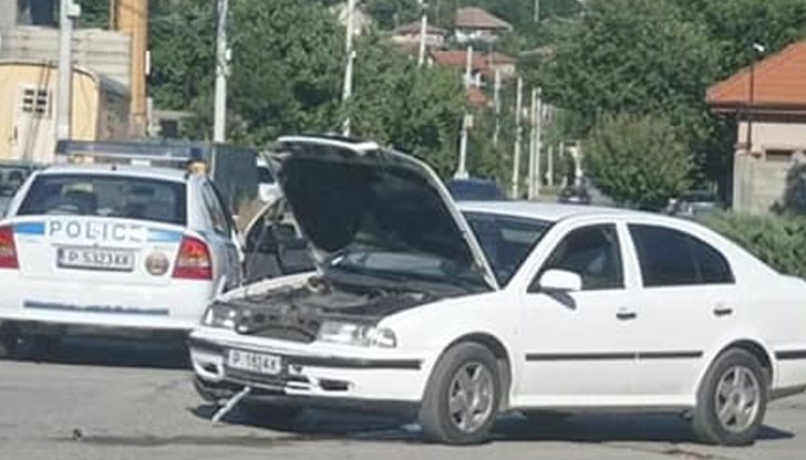 Ударили са се мотор и лек автомобил в района на магазин "Пацони"