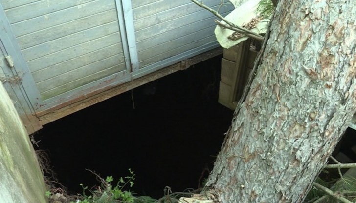 Дупката с дълбочина над 20 метра се отвори под вратата на гараж и погълна битова техника и покъщнина
