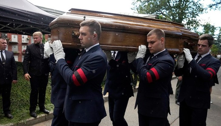 В погребението се включи и почетен караул