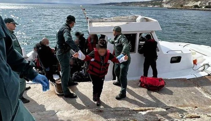 Те са безопасно отведени на българския бряг, съобщиха от МВР