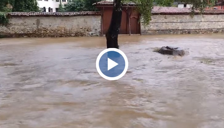 Река Тополница излезе от коритото си