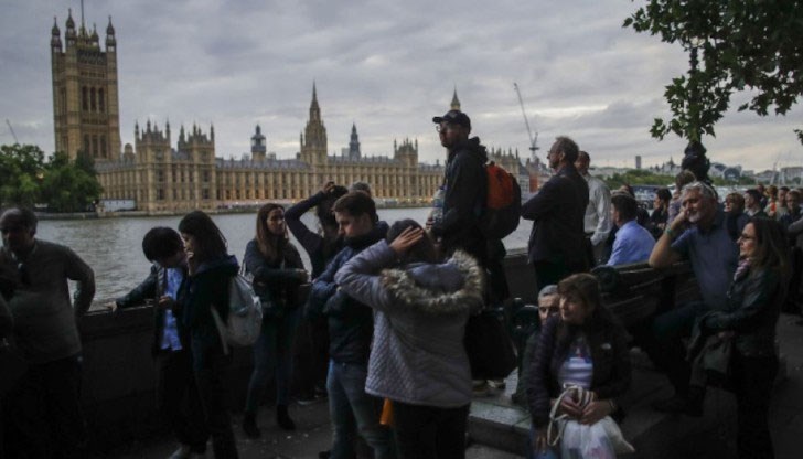 Около полунощ българско време опашката бе дълга близо 8 километра Около полунощ българско време опашката бе дълга близо 8 километра