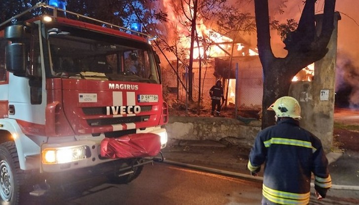 От огнището се издига гъст дим, а пламъците са с височина 4 - 5 метра