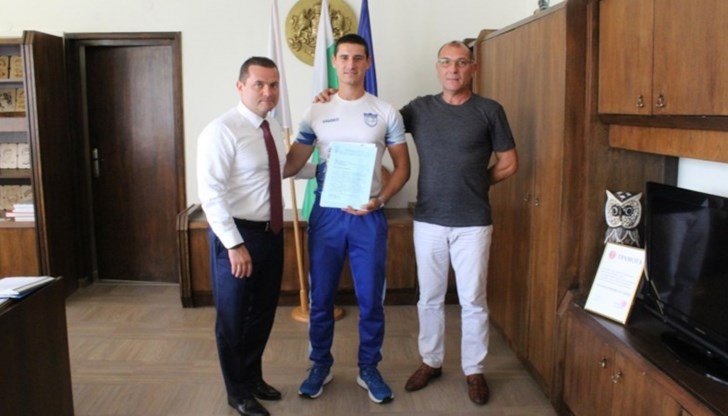 Кметът на Русе награди Иван Банчев за сребърния медал от Европейското първенство по стрелба с лък
