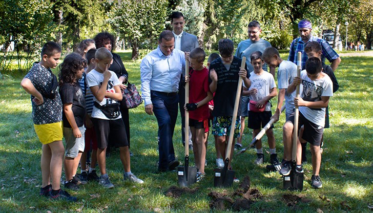 Днес се състоя символична първа копка на съоръжението в Парка на младежта