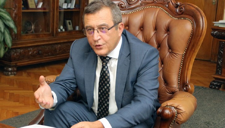 Обучението ще бъде пррисъствено, а към онлайн обучение ще се преминава само при форсмажорни обстоятелства Обучението ще бъде пррисъствено, а към онлайн обучение ще се преминава само при форсмажорни обстоятелства