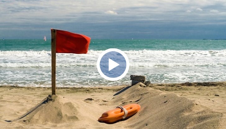 Колеги на загиналия се наложило да ги вадят принудително от морето