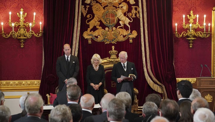 Председателят на Камарата на общините сър Линдси Хойл откри извънредната сесия и пръв положи клетва Председателят на Камарата на общините сър Линдси Хойл откри извънредната сесия и пръв положи клетва