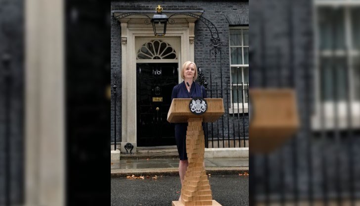 Демонстранти скандираха протестни лозунги и пускаха силна музика, в това число и песента "Mad World"