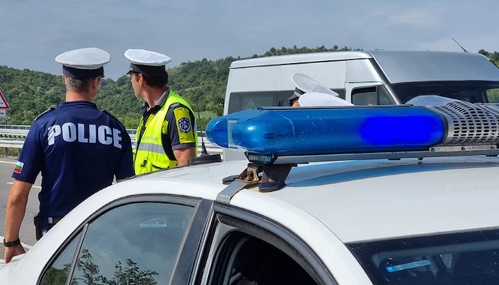 Преди излизане от Костинброд 31-годишният шофьор за малко намалява скоростта и скача от превозното средство