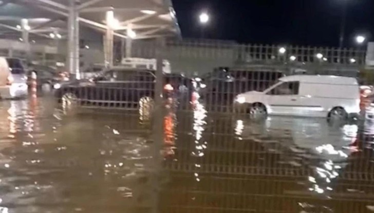 Към настоящия момент е преустановено пропускането през границата Към настоящия момент е преустановено пропускането през границата