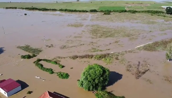 Огромна вълна от река Стряма потопи десетки къщи и земеделски имоти