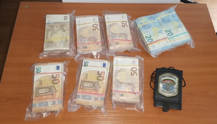 Парите са били укрити зад средния долен шкаф на таблото на превозното средство