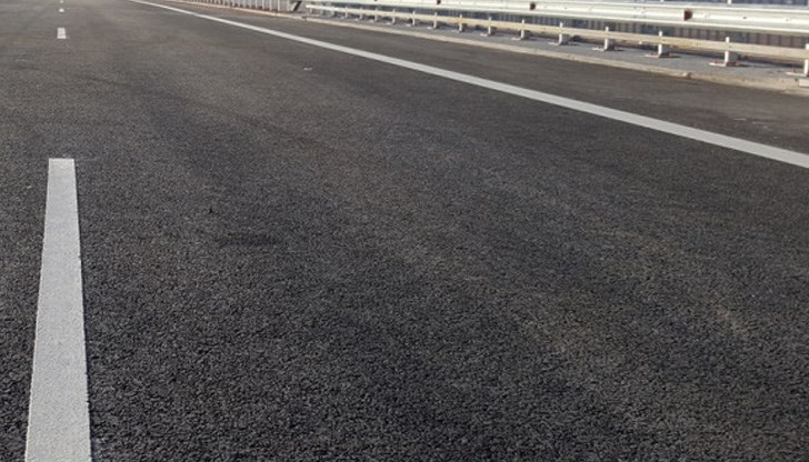 По тази причина движението е възможно само в лявата, активна лента