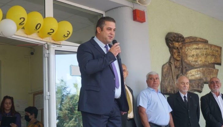 Честит празник, скъпи учители, ученици и родители