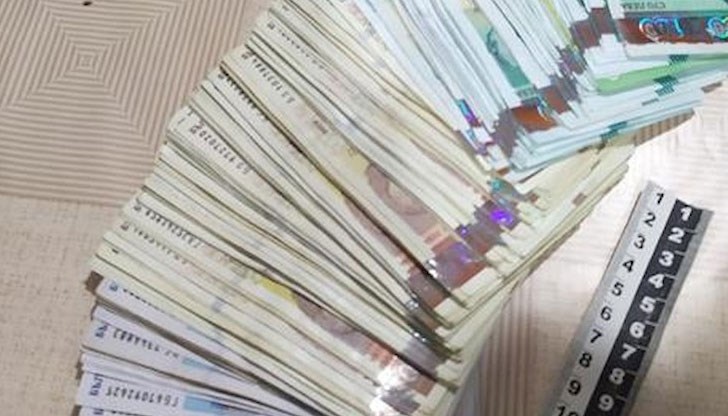 Иззети са около 2 кг марихуана, половин пресовка хероин (към 0,400 кг), близо 1,5 кг таблетки – амфетаминови производни, и около 0,100 кг кокаин