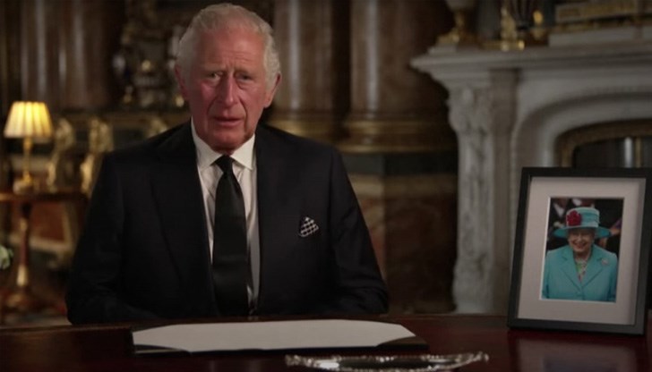 Страната все още е член на Общността на нациите, чиито страни имат за държавен глава британския монарх Страната все още е член на Общността на нациите, чиито страни имат за държавен глава британския монарх