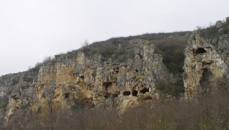 Групата ще има възможност да се запознае с основните части от Ивановския скален манастир "Св. арх. Михаил" Групата ще има възможност да се запознае с основните части от Ивановския скален манастир "Св. арх. Михаил"