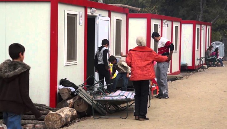 На този фон центровете на Агенцията за бежанците са запълнени наполовина