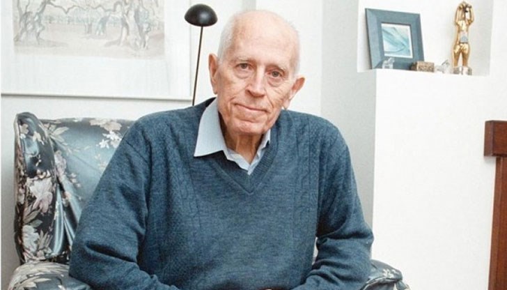 Писателят си отива от този свят на 82 години на 30 юни 2002 година от левкемия Писателят си отива от този свят на 82 години на 30 юни 2002 година от левкемия