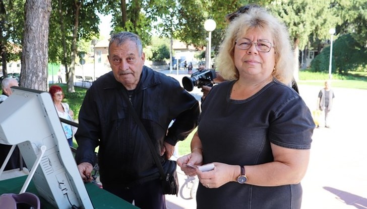 Две демо машини очакват русенци във фоайето пред Пленарна зала на Община Русе