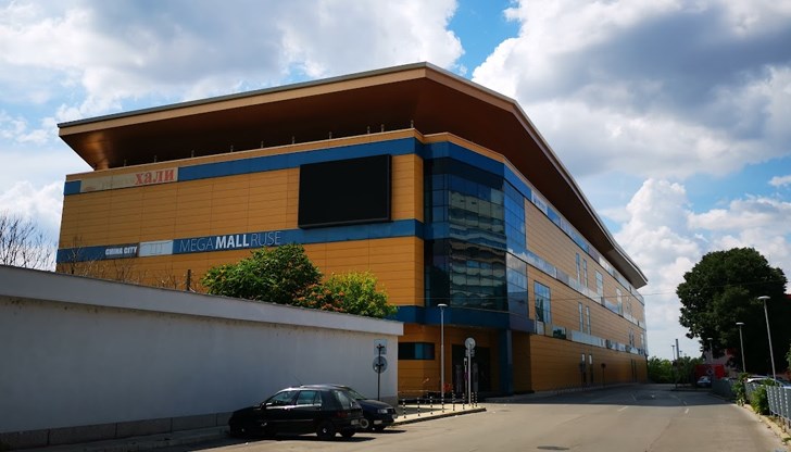 Малолетните младежи са спипани да рушат интериора на бившия търговски център Малолетните младежи са спипани да рушат интериора на бившия търговски център