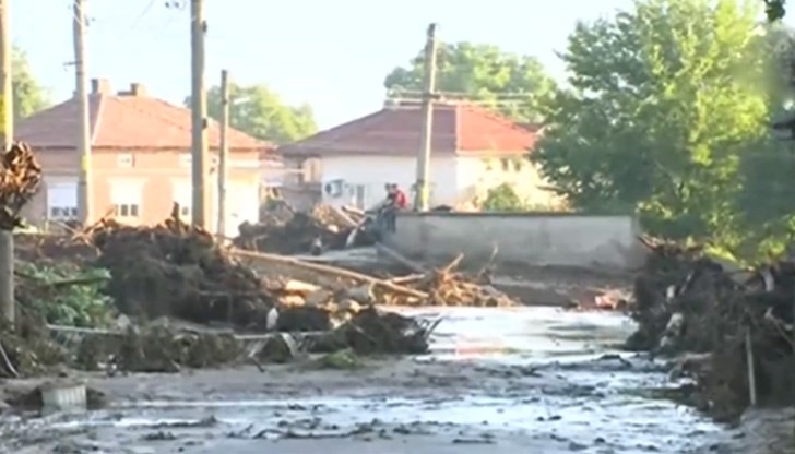 И днес спасителните екипи ще претърсват къщи за бедстващи местни жители И днес спасителните екипи ще претърсват къщи за бедстващи местни жители