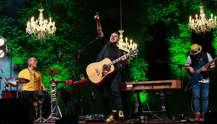 Акустичната програма на Влади Ампов вече предизвика фурор в Пловдив, Варна и Бургас