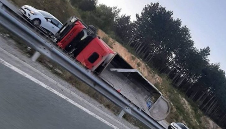 Движението се осъществява в едната лента