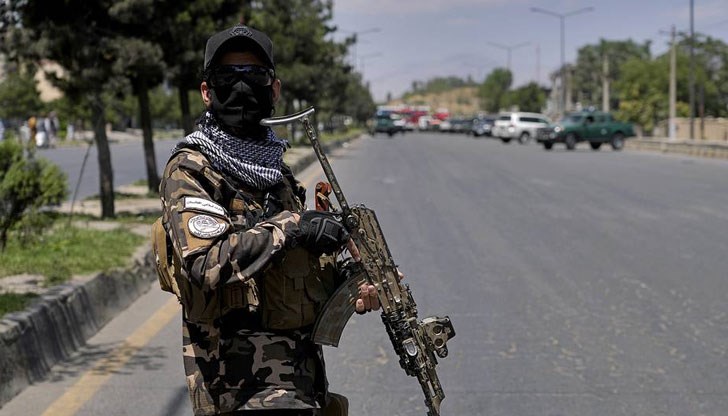 Зоната на посолство и околните улици са отцепени от талибанските сили за сигурност