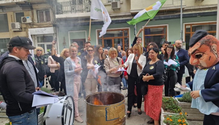 От "Изправи се България" изгориха фактури за ток и дърва за огрев пред министерствата От "Изправи се България" изгориха фактури за ток и дърва за огрев пред министерствата