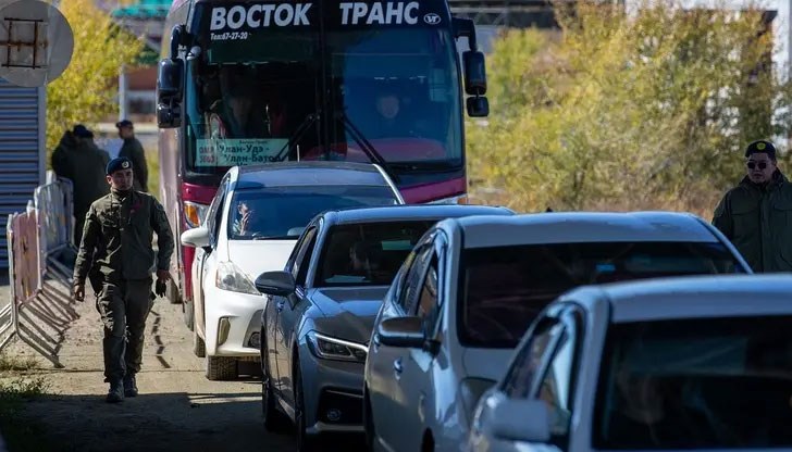 Хиляди руски граждани чакат с часове, за да преминат в съседна Монголия