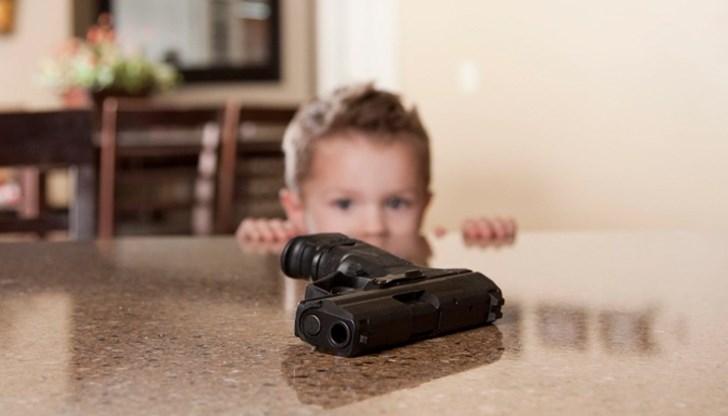 Повдигнато е обвинение на бащата за предоставяне на огнестрелно оръжие на деца