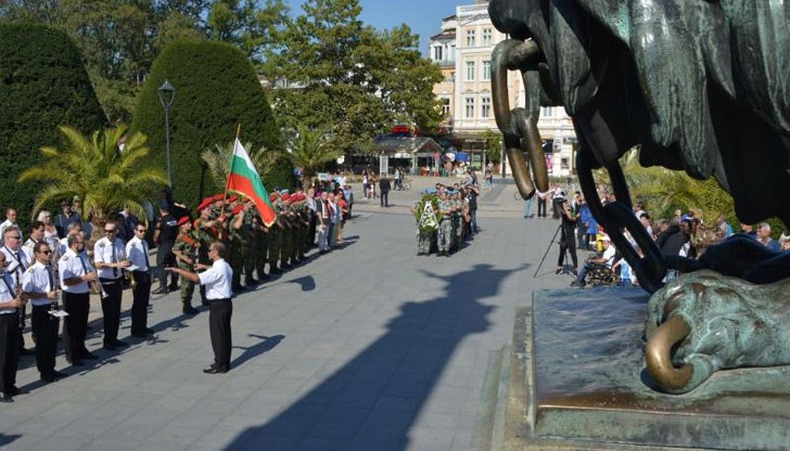 Ще бъде строен почетен караул, а Общинският духов оркестър ще изпълни тържествени маршове