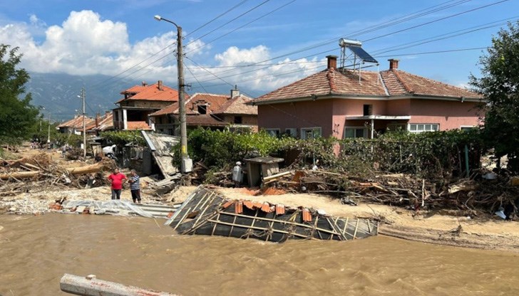 Срутени къщи, тонове дървесина и паднали електрически стълбове