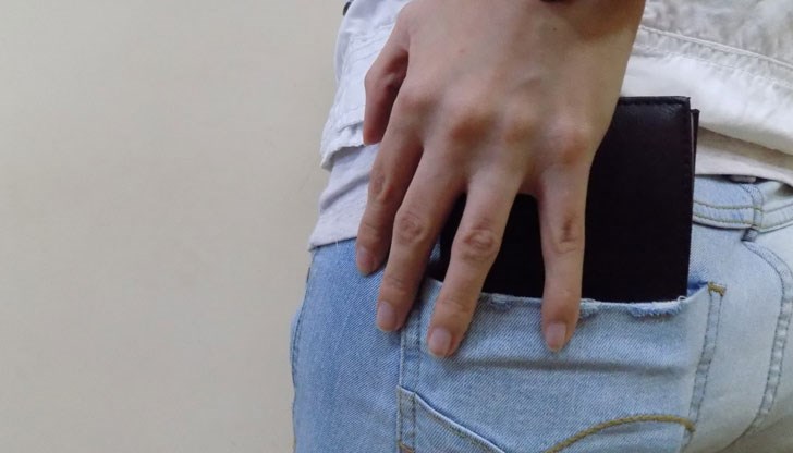 Водачът е подхвърлил банкнота от 20 лв. в патрулката