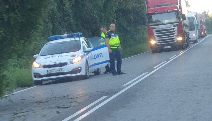 Движението се регулира от полицаи