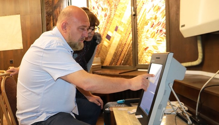 Анатоли Станев апелира повече граждани да отделят време и преди изборите на 2-и октомври да се запознаят отблизо с електронните устройства