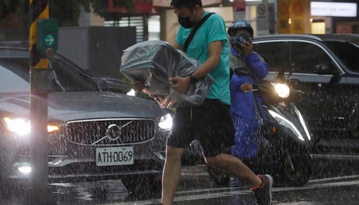 Вероятно ще бъдат ударени и пристанищата Нинбо и Чжоушан, в южната част на Шанхай, едни от най-натоварените в света Вероятно ще бъдат ударени и пристанищата Нинбо и Чжоушан, в южната част на Шанхай, едни от най-натоварените в света