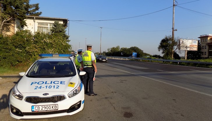 По неговите думи, пътните полицаи са поискали сумата от 50 лева, за да не го санкционират